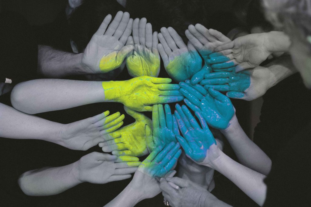 Helfende Hände in Ukrainischen Farben